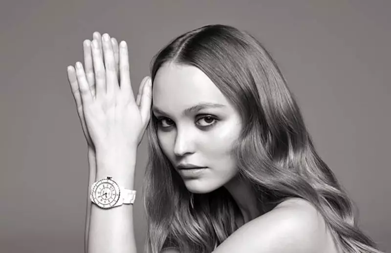 Lily-Rose Depp Chanel J12 كۆزىتىش پائالىيىتى