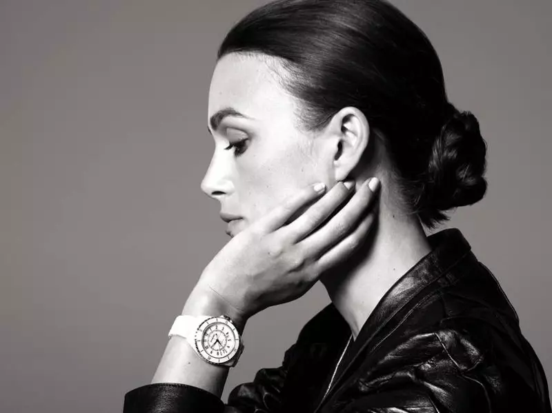 U-Keira Knightley uhola umkhankaso wokubuka i-Chanel J12