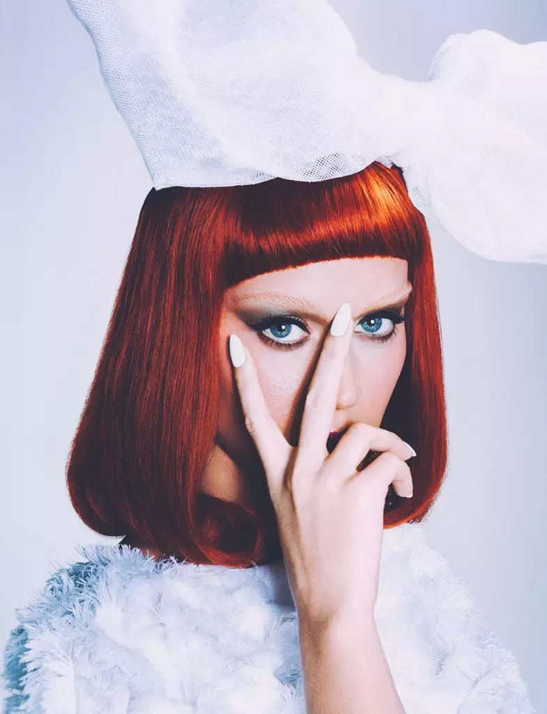 Katy Perry waxay u soo bandhigtay Christian Oita xagaaga 2015 cadadka Wonderland Magazine