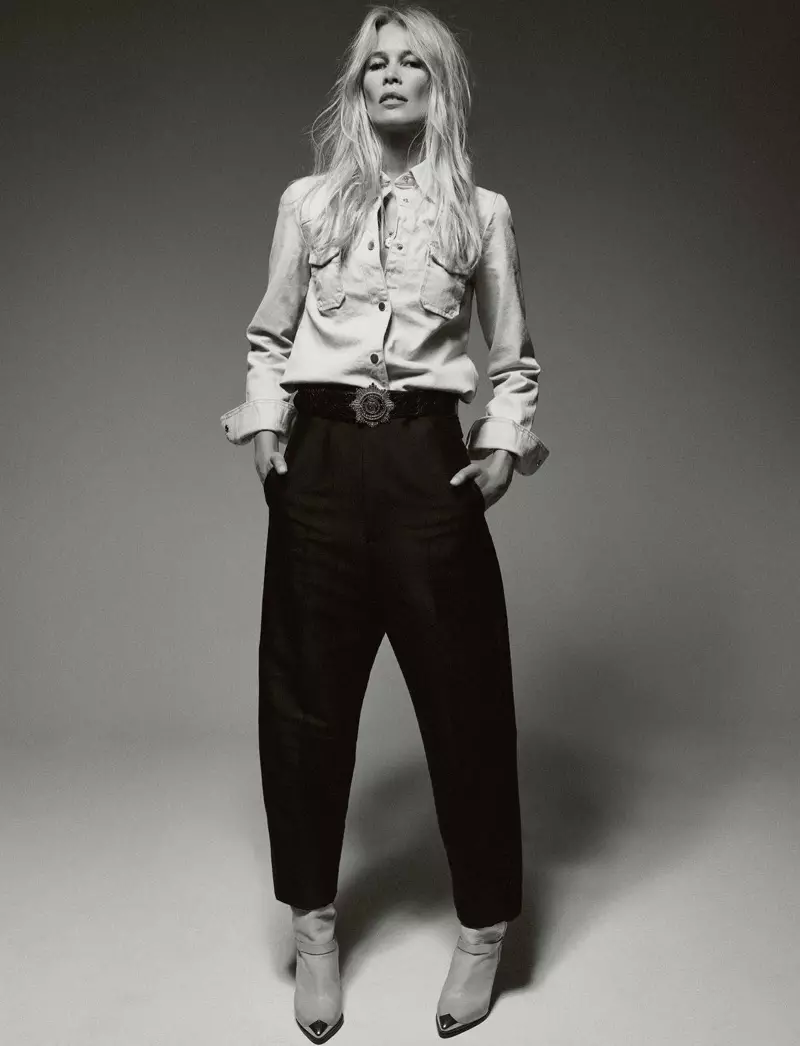 Claudia Schiffer Sports Casual Denim para Vogue Paris