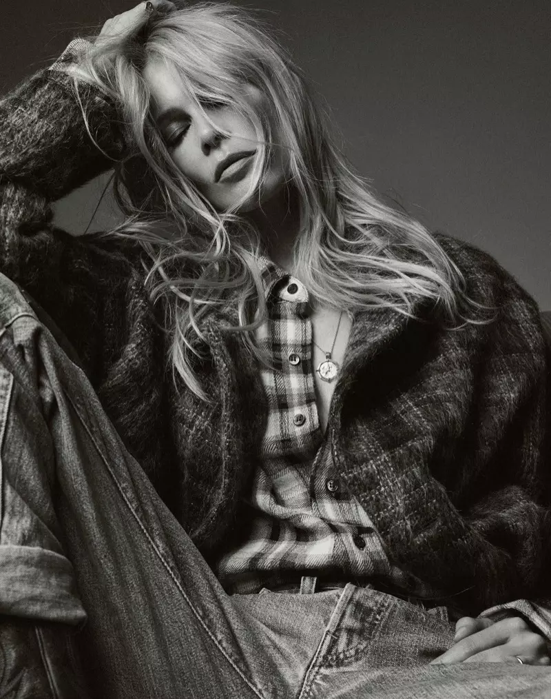 Claudia Schiffer Sports Casual Denim por Vogue Paris