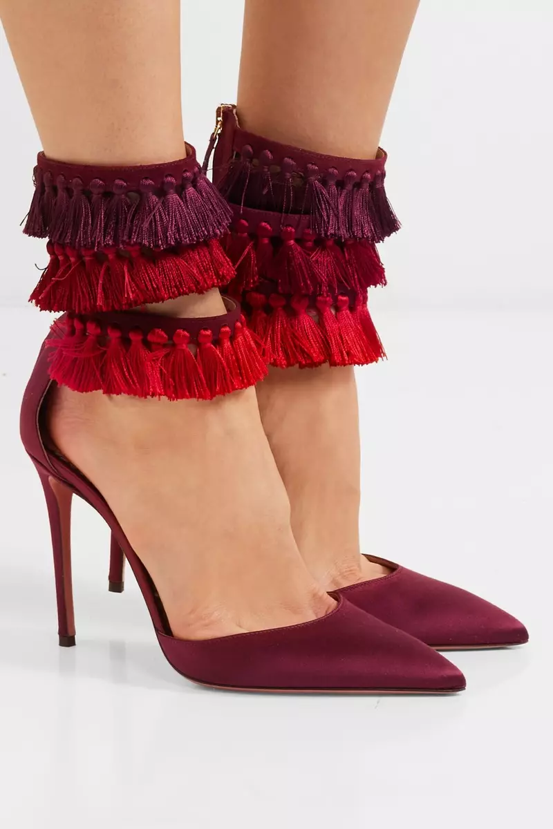 Zapatos de tacón de satén con borlas en vermello de Aquazzura x Claudia Schiffer Loulou $850