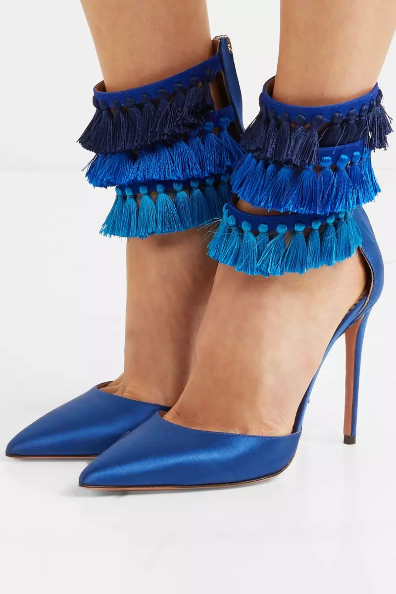 Zapatos de tacón de satén con borlas en azul de Aquazzura x Claudia Schiffer Loulou $850