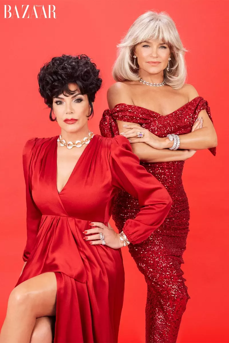 O Kris Jenner o loʻo ofuina le ofu Gucci ma mea teuteu a Bulgari ma Yolanda Hadid o loʻo faʻaalia i le Dolce & Gabbana ofu ma mea teuteu a Bulgari.