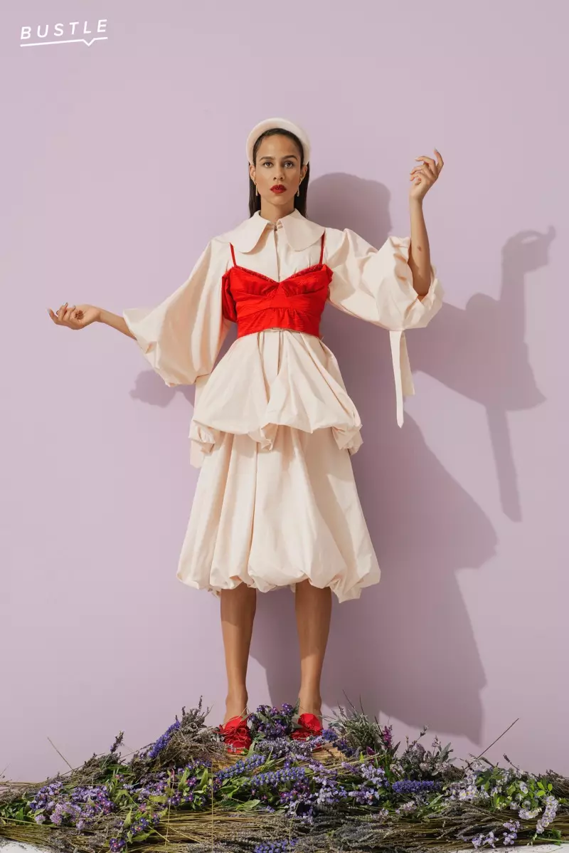 Actrice Zawe Ashton modelleert Simone Rocha-look met Bluetiful-hoofdband en Jenny Bird-oorbellen