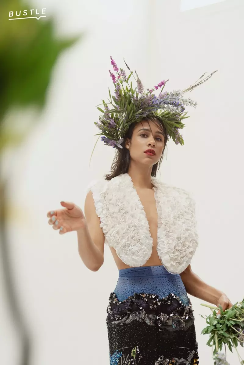 Pozând pentru Bustle, Zawe Ashton poartă top Mary Katrantzou, fustă și cercei Pamela Love