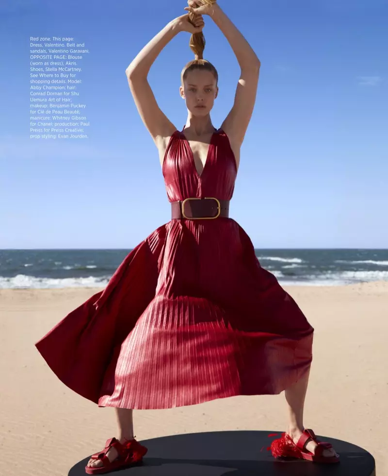 Abby Champion zoo nkauj hauv pleats rau Harper's Bazaar