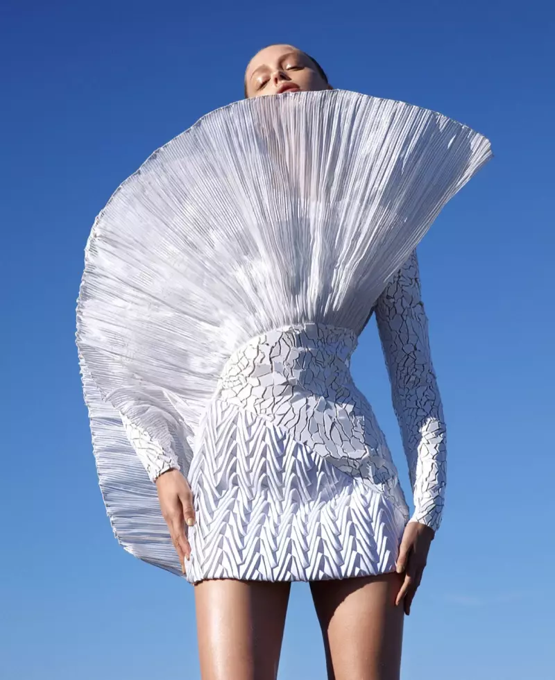 Abby Champion lítur fallega út í pleats fyrir Harper's Bazaar