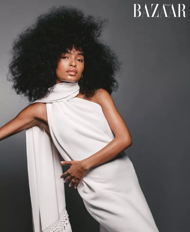 Die aktrise Yara Shahidi dra 'n Oscar de la Renta-rok met Cartier-juwele