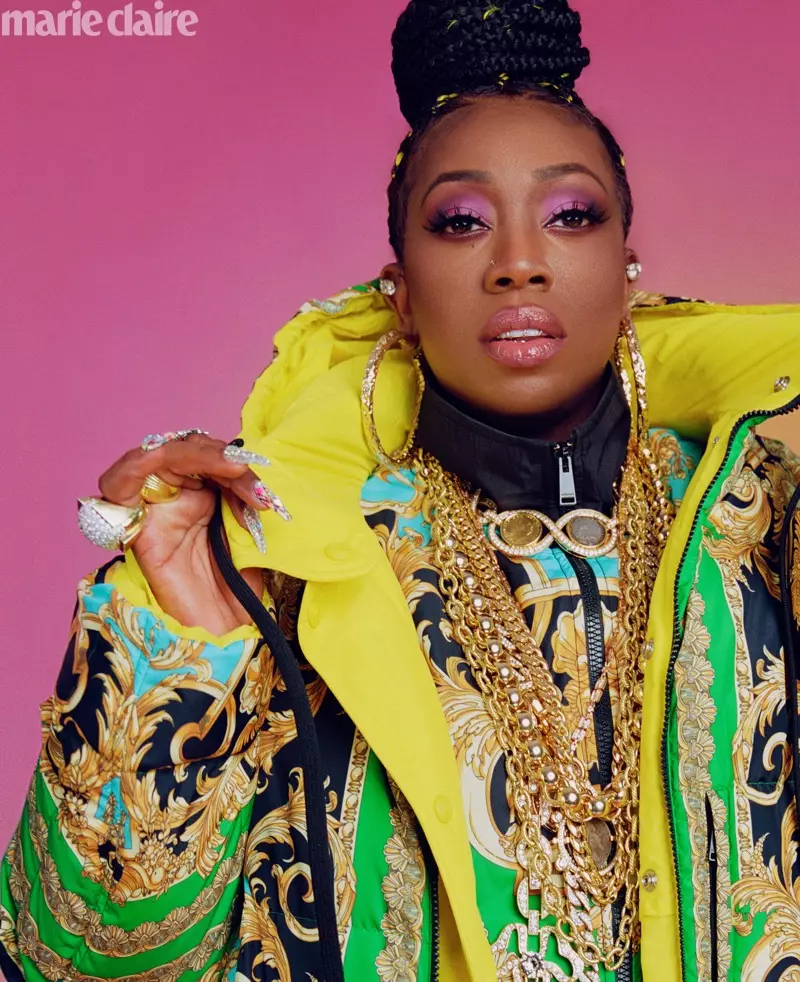 Missy Elliott ka veshur një pallto dhe xhaketë Versace