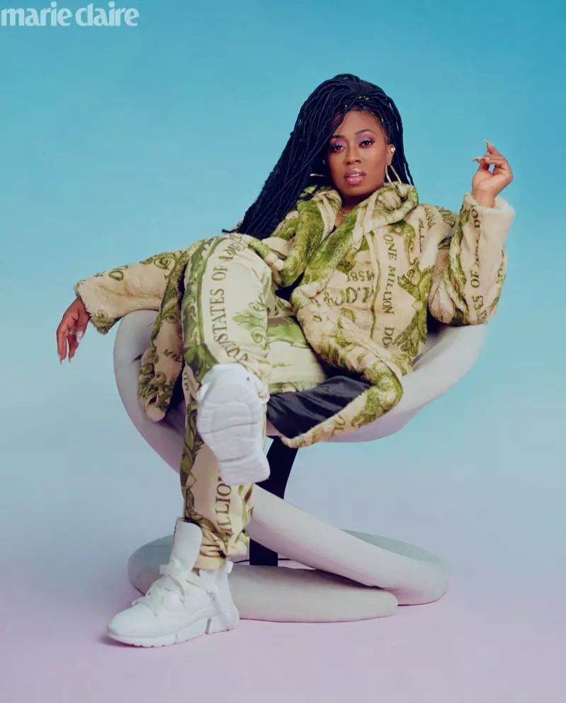 Rapperen Missy Elliott poserer i Moschino-jakke og -bukser med Chloe-sneakers