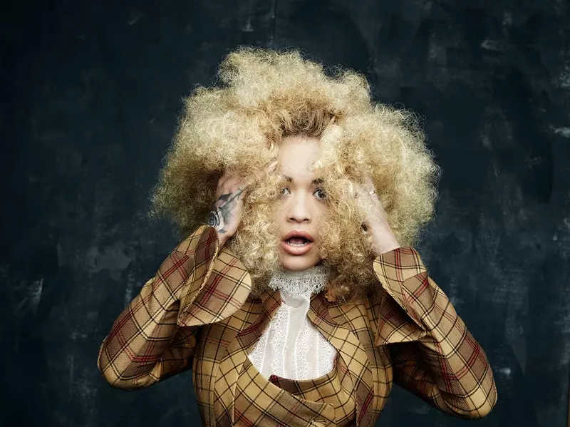 Rita Ora ĉefrolas en trajto por Hunger Magazine. Foto: Rankin