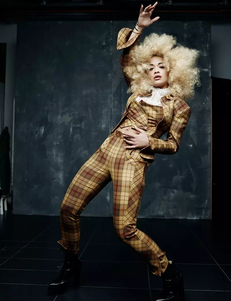 Rita koa dia manao akanjo plaid avy amin'i Vivienne Westwood. Sary: Rankin