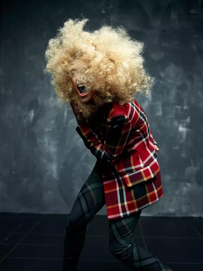 Rita สวมชุดผ้าตาหมากรุก Vivienne Westwood อีกแบบ รูปถ่าย: Rankin