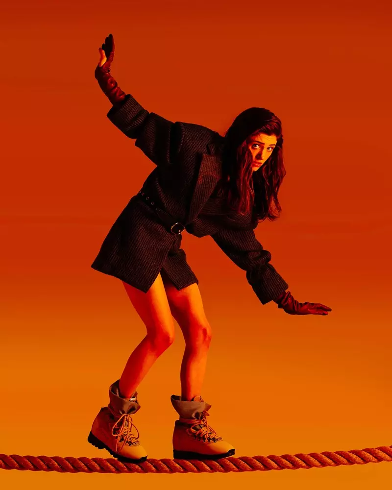 Նատալյա Դայերը կեցվածք է ընդունում Acne Studios-ում ձեռնոցներով և երկարաճիտ կոշիկներով