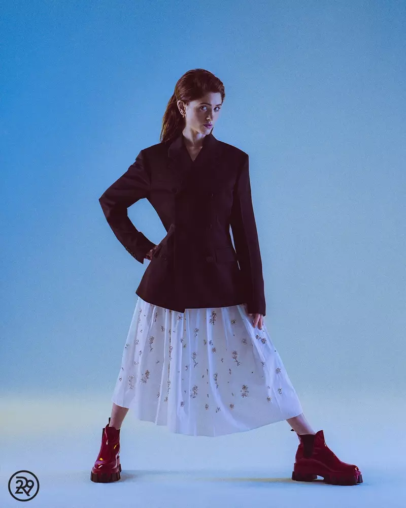 Դերասանուհի Նատալյա Դայերը կեցվածք է ընդունել Prada բլազերով, կիսաշրջազգեստով և երկարաճիտ կոշիկներով