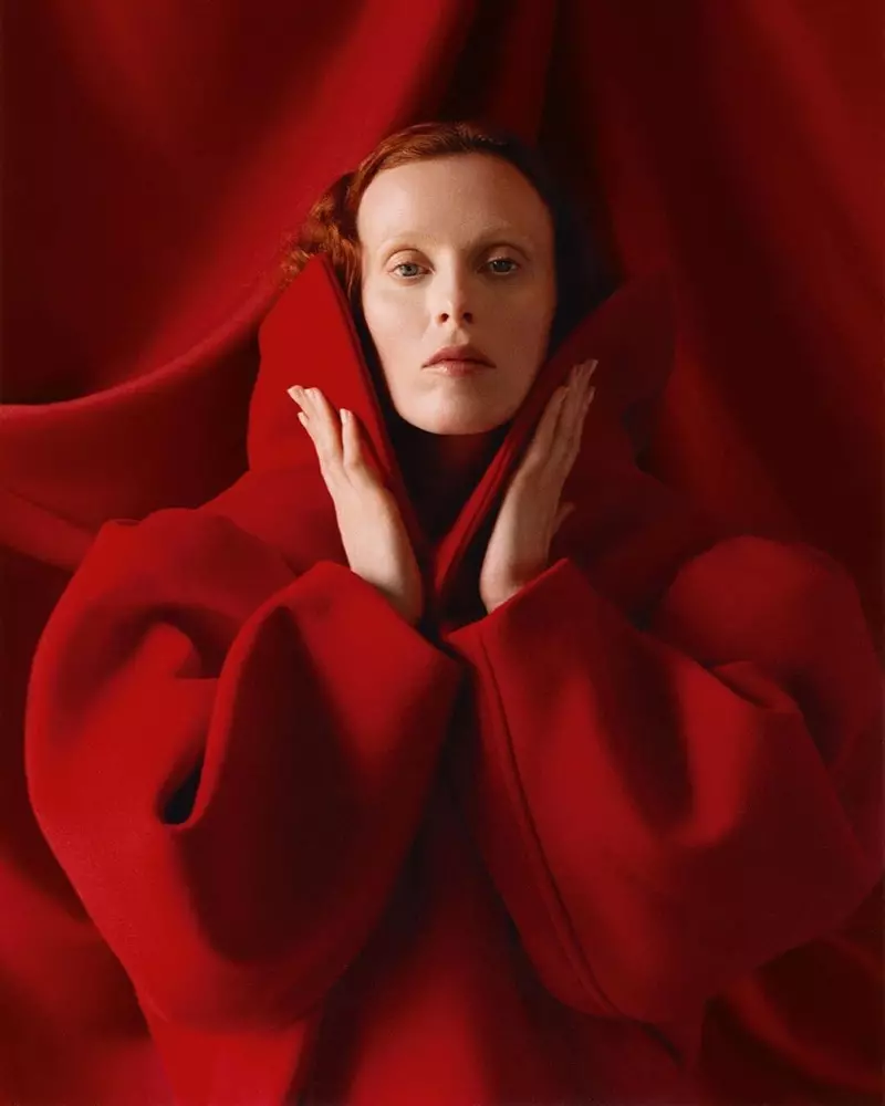 Karen Elson สวมชุดสีแดงสำหรับ Vogue Russia