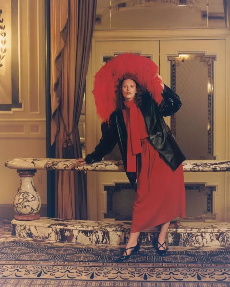 Karen Elson indossa un look tutto rosso per Vogue Russia