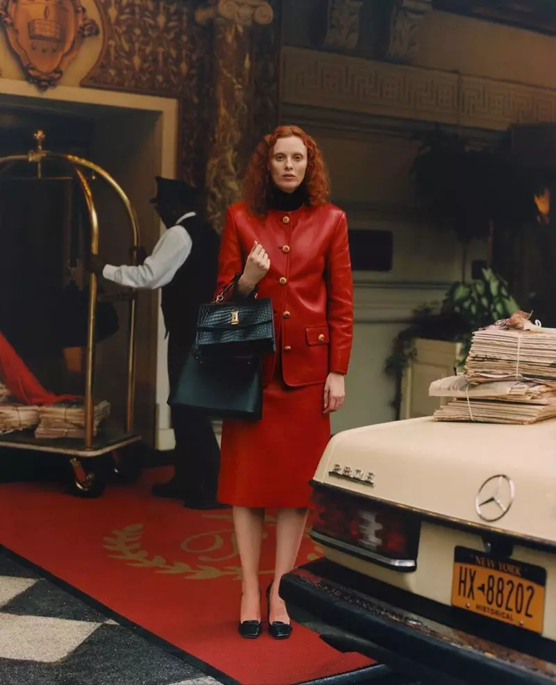 Karen Elson indossa un look tutto rosso per Vogue Russia