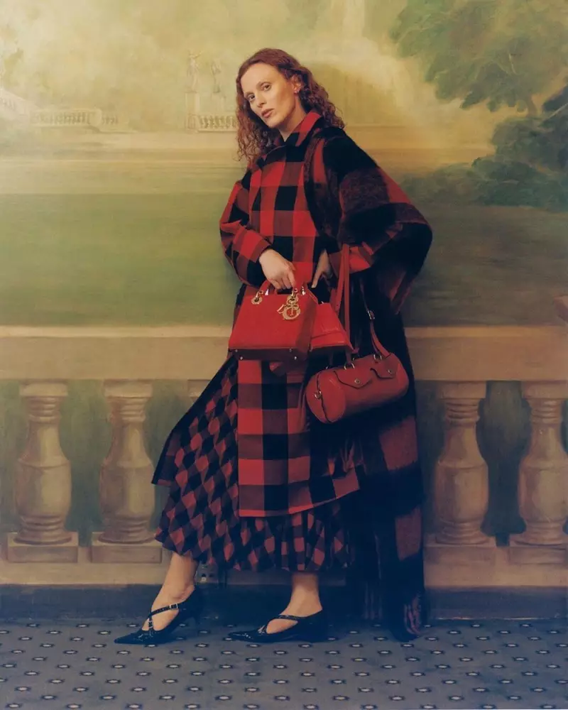 Karen Elson indossa un look tutto rosso per Vogue Russia