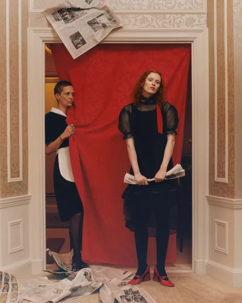 Karen Elson indossa un look tutto rosso per Vogue Russia