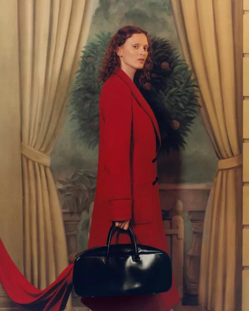 Karen Elson ji bo Vogue Russia cil û bergên hemû sor li xwe dike