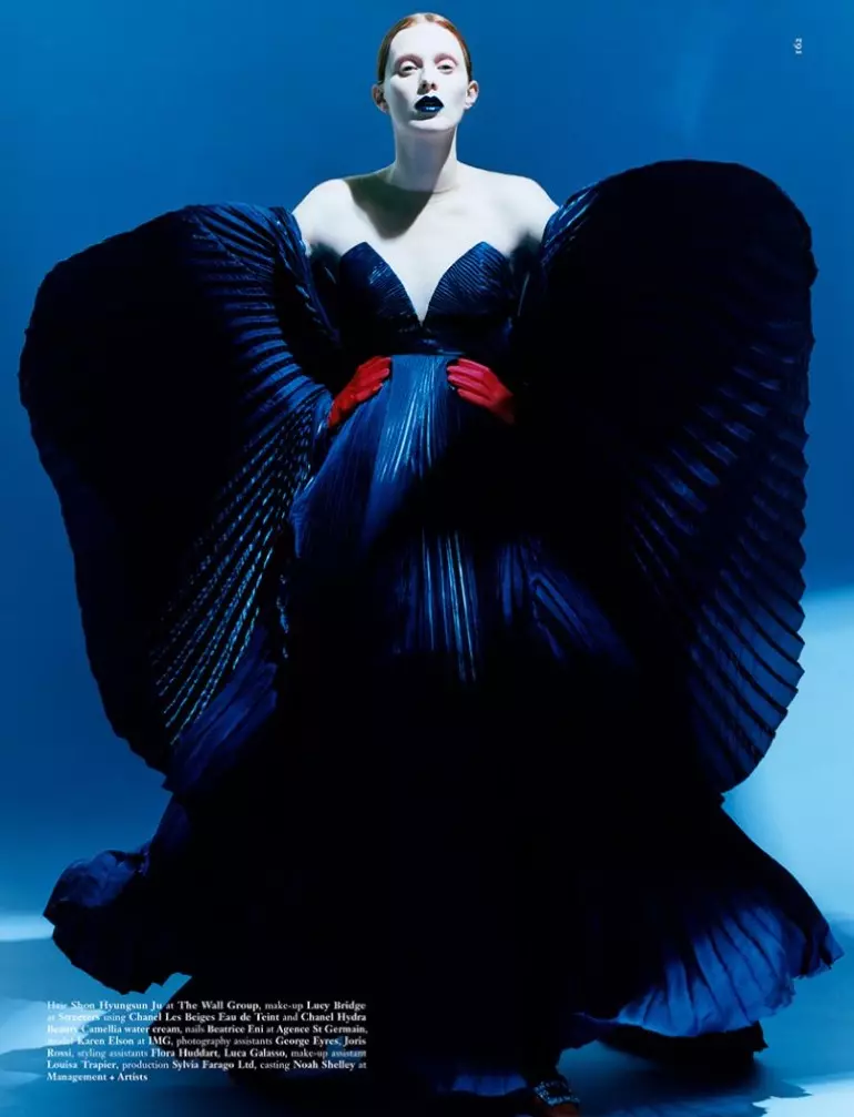 Karen Elson ji bo Kovara Dazed di Haute Couture de efsûn dike