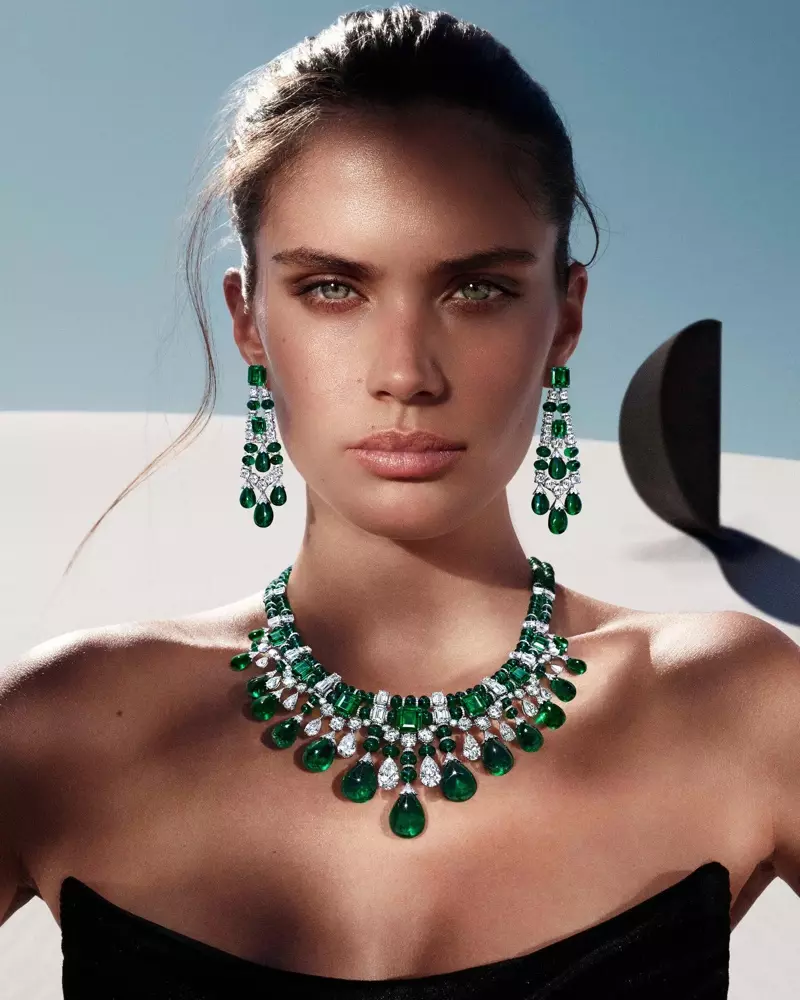 Sara Sampaio duro ni awọn emeralds ati awọn okuta iyebiye fun ipolongo ohun ọṣọ ẹya Graff.