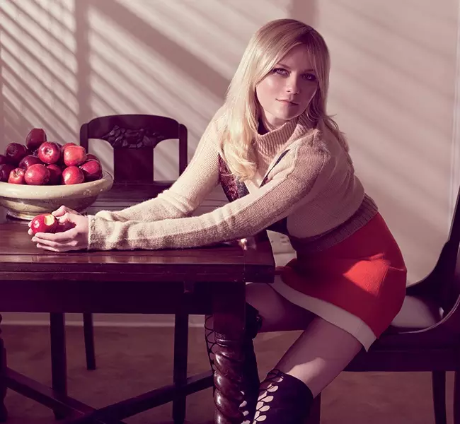 Kirsten canalizează stilul anilor 70 într-un aspect de tricotaj