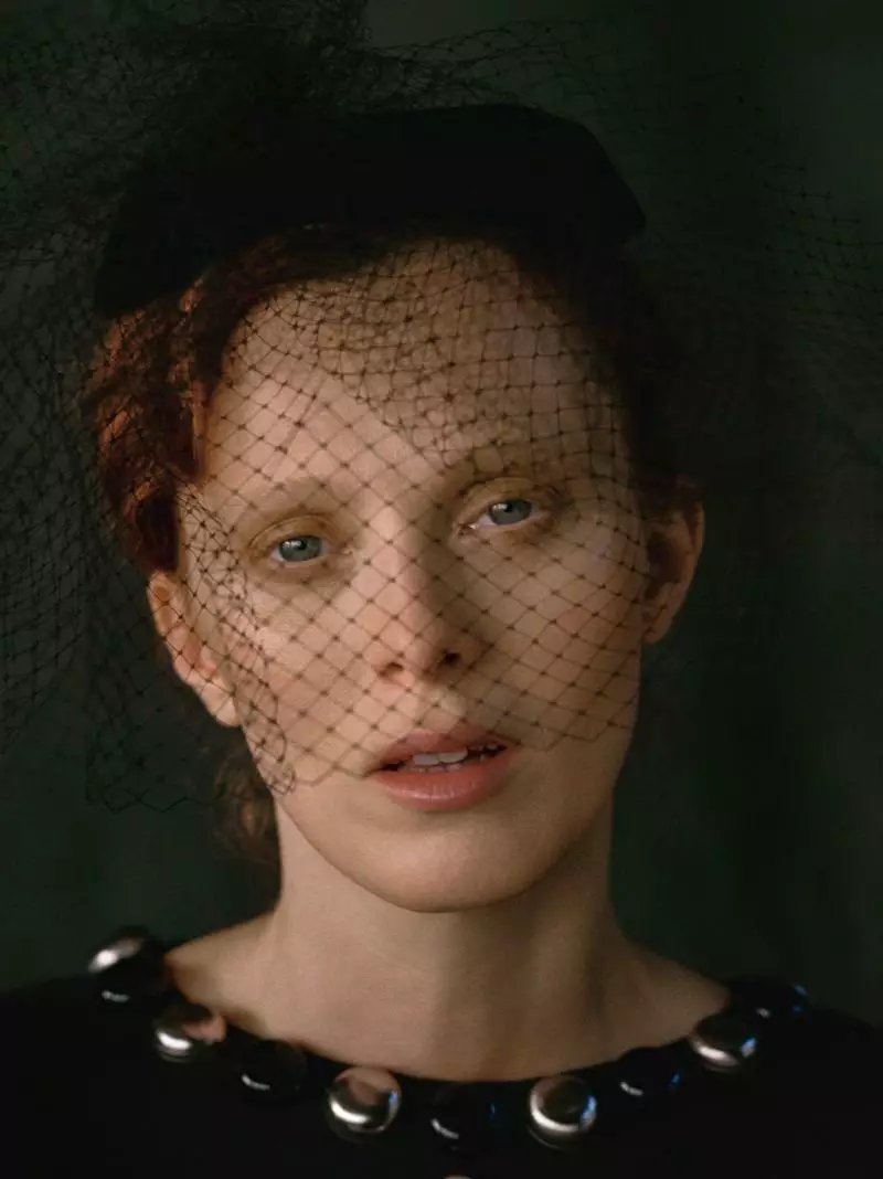 Karen Elson encanta con plumas para Vogue Brasil