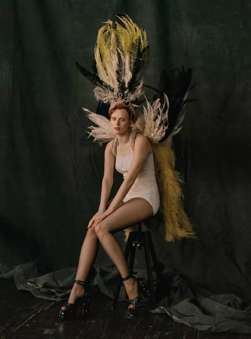 Karen Elson Enchants na feathers maka Vogue Brazil