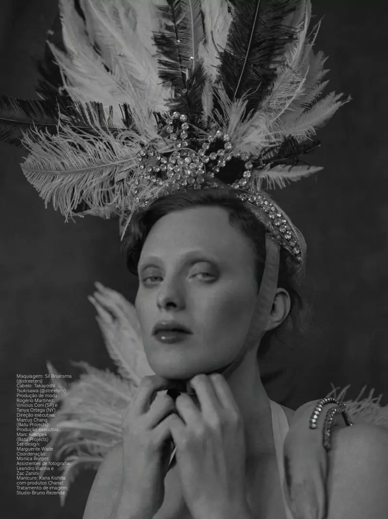 Karen Elson enchante en plumes pour Vogue Brésil