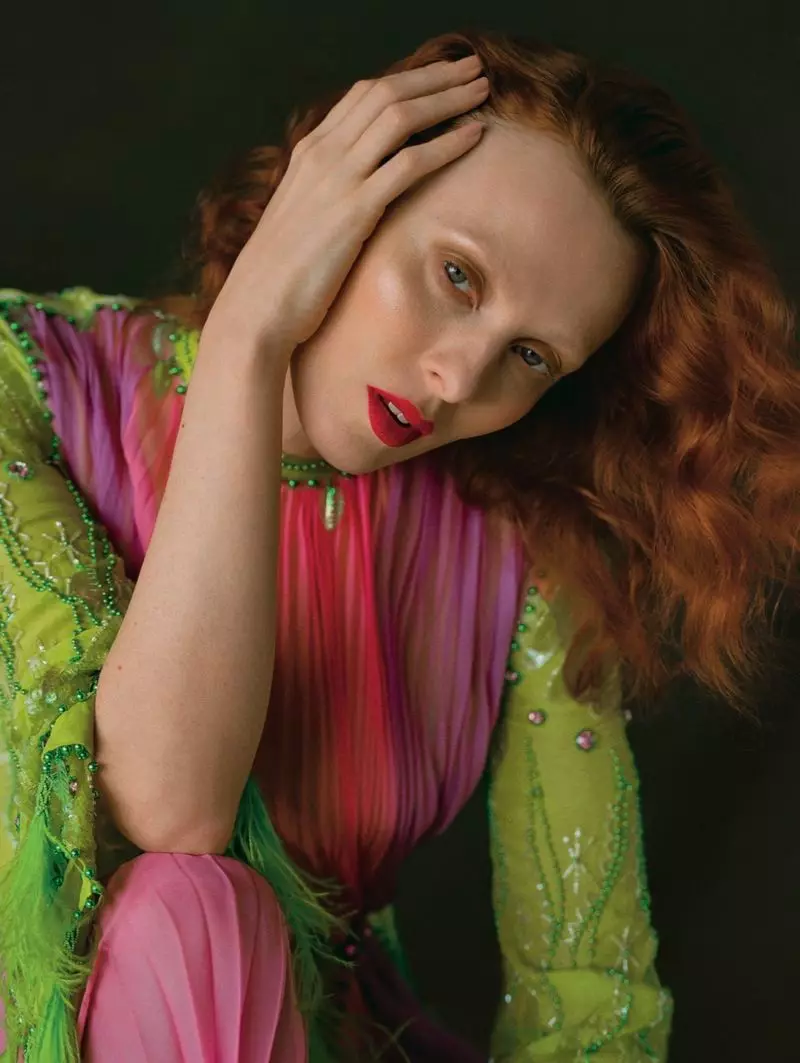 Karen Elson Mempesona di Feathers untuk Vogue Brazil