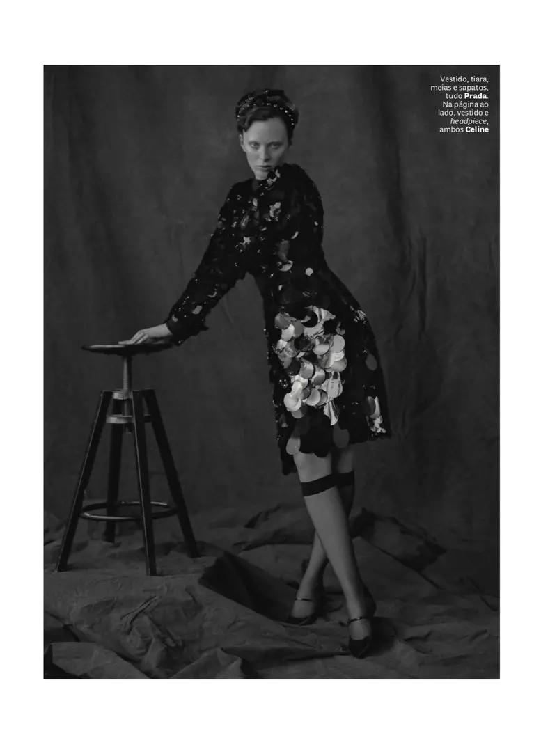 Karen Elson betsjoent yn Feathers foar Vogue Brazil