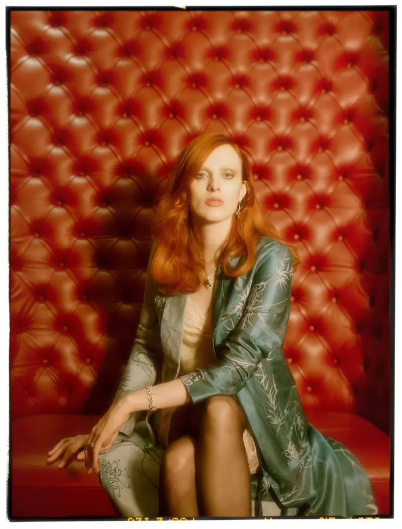 Karen Elson respira pura elegància per a la revista ES