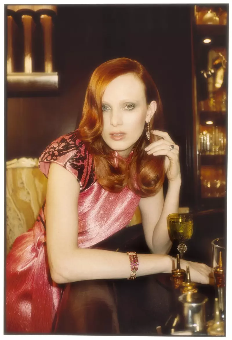 Tugann Karen Elson Exudes Pure Elegance don Iris ES