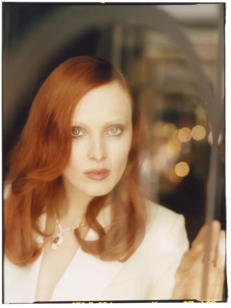 Karen Elson utstrålar ren elegans för ES Magazine