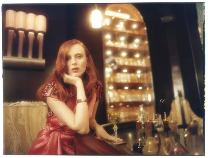 Karen Elson utstråler ren eleganse for ES Magazine