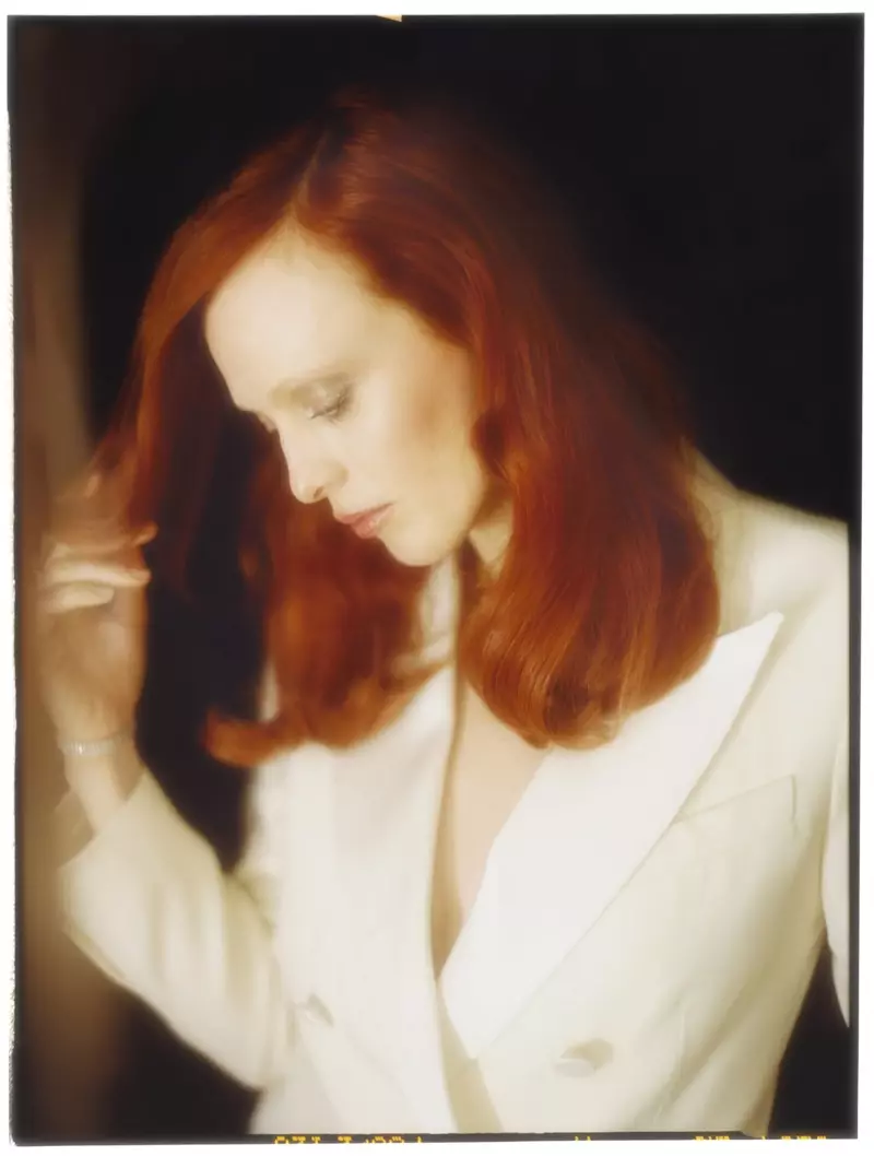 Karen Elson သည် ES မဂ္ဂဇင်းအတွက် Pure Elegance ကို ထုတ်ဖော်သည်။