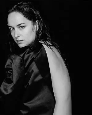 Dakota Johnson faz um splash em outra capa de revista