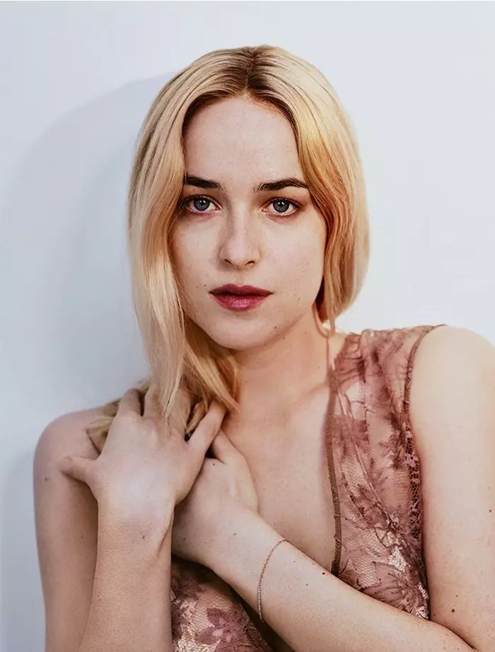 Dakota Johnson dadi pirang ing gambar iki