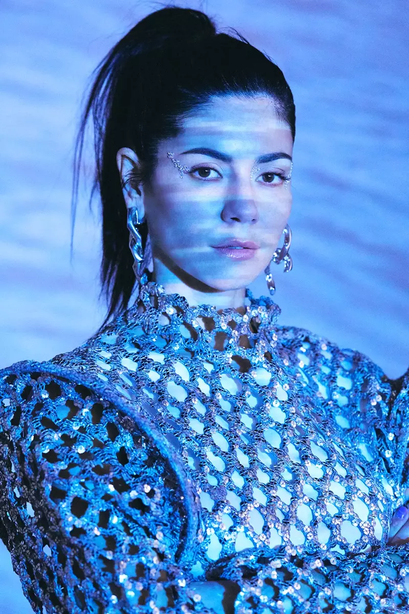 Marina Diamandis posiert in einem Kleid von Louis Vuitton mit Ohrringen von Annelise Michelson