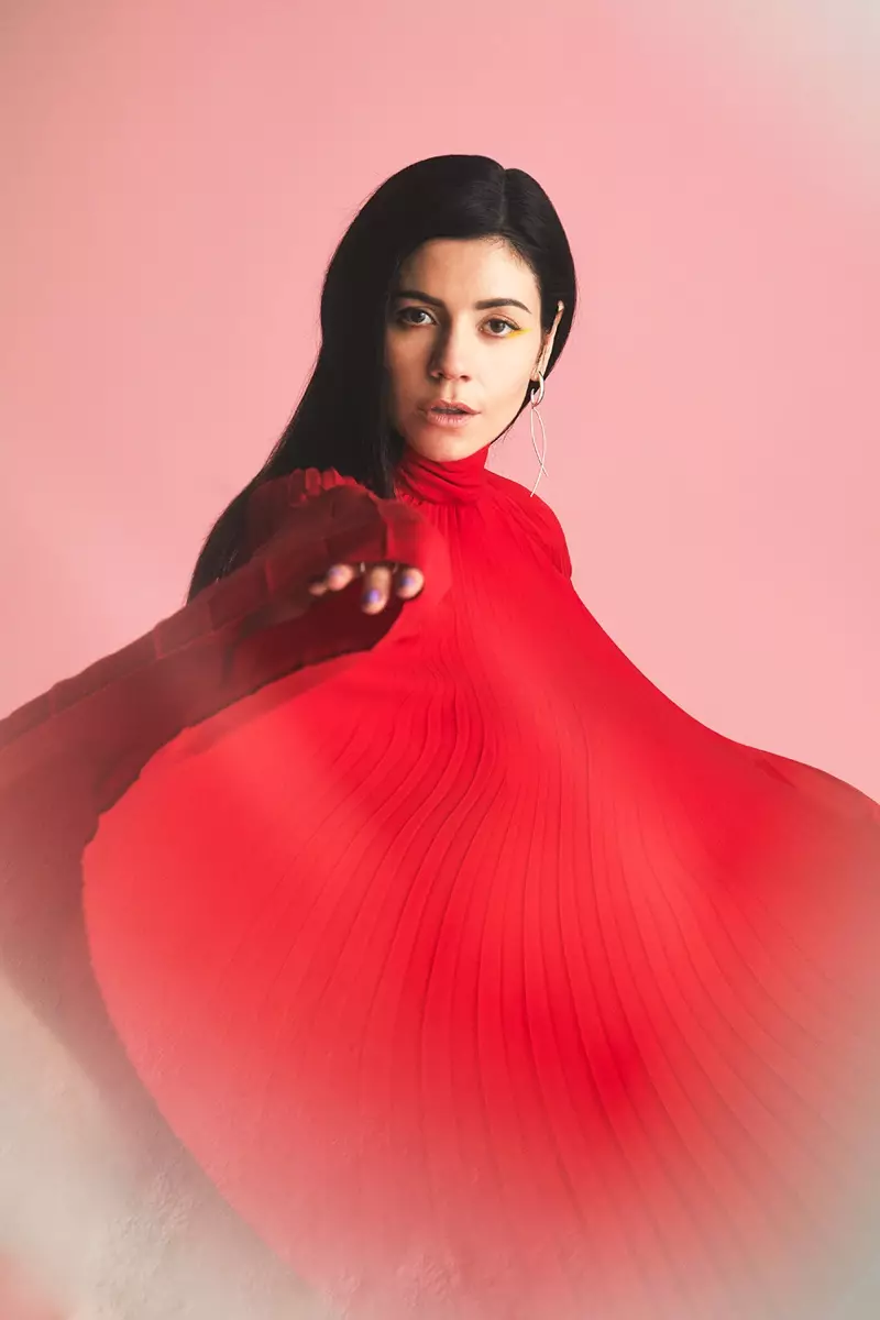 Marina Diamandis, Paper Magazine'de Eric T. White için poz veriyor