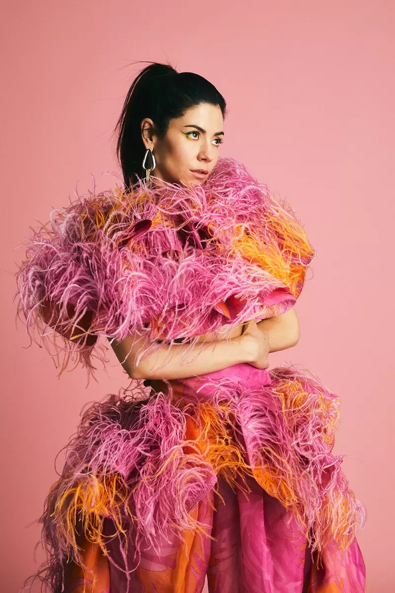 Cantora Marina Diamandis usa look colorido de Marc Jacobs