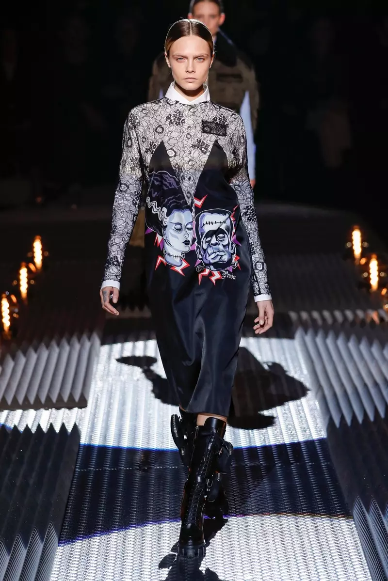 Cara Delevingne ag siúl le Prada seó titim-gheimhridh 2019.