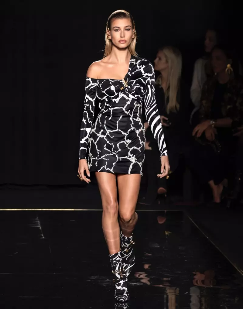 Hailey Baldwin runway Model