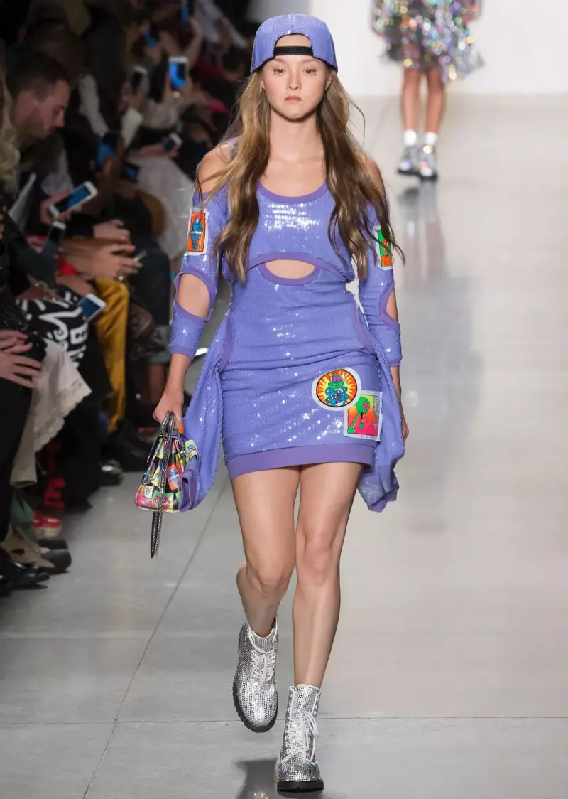 U-Devon Aoki uhamba noJeremy Scott entwasahlobo-ehlobo 2018 umboniso we-runway.