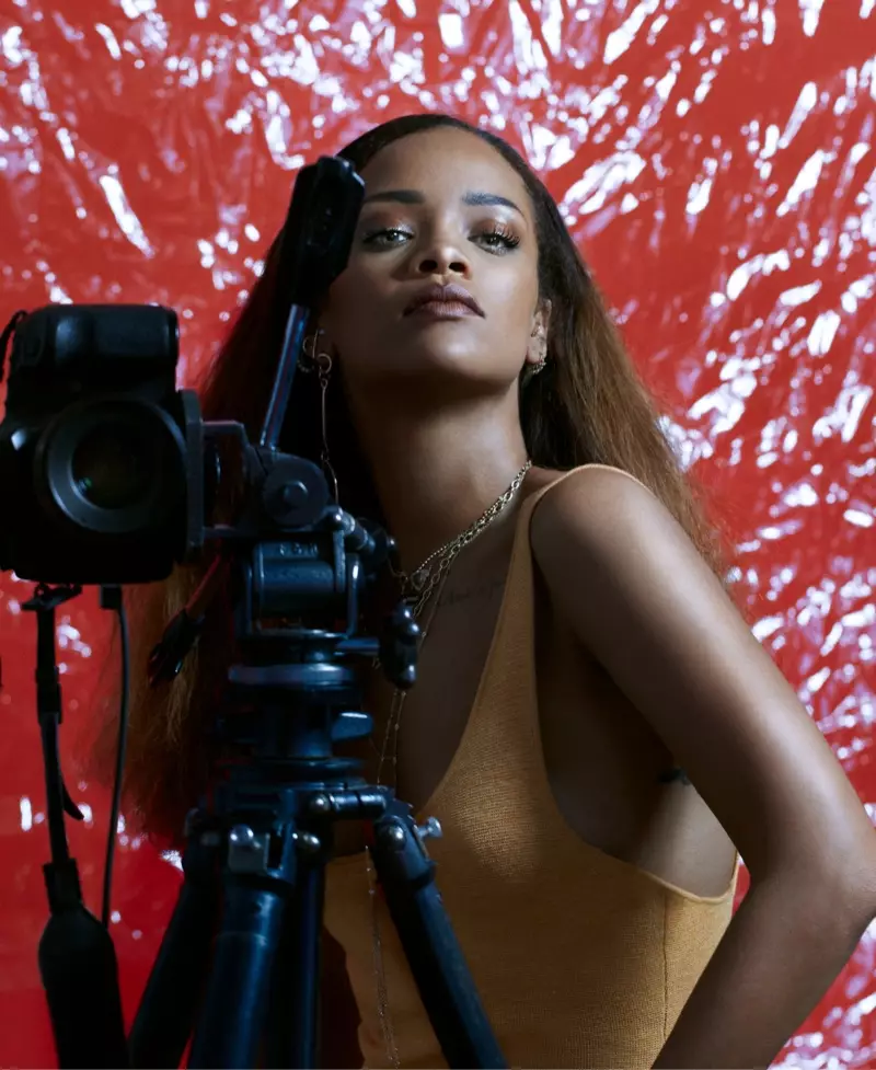 “Fader” Magazineurnaly üçin Rihanna