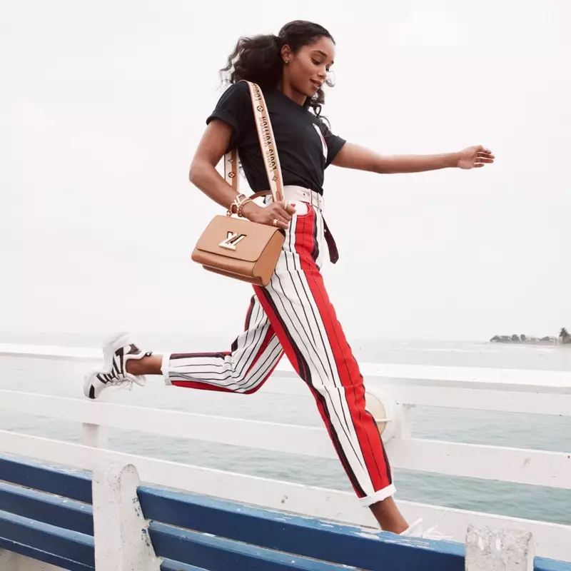 Aktris Laura Harrier njupuk lompatan ing kampanye Louis Vuitton Twist musim semi-musim panas 2021.