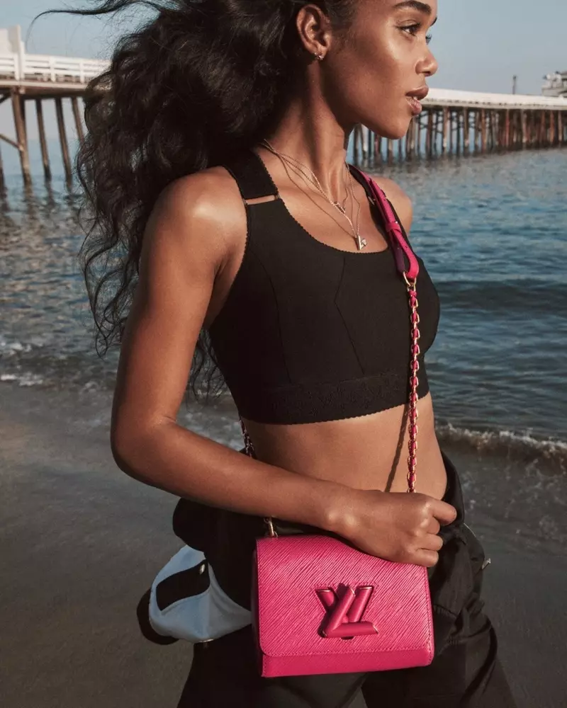 Laura Harrier freziya pushti rangdagi Louis Vuitton Twist PM sumkasini kiyadi.